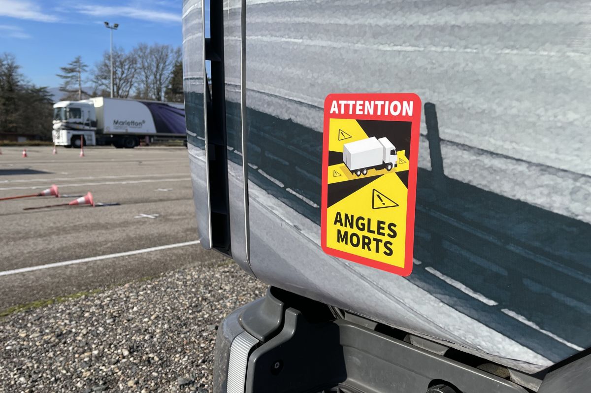 Angles morts: des étiquettes pour les signaler sur le camion - Challenges